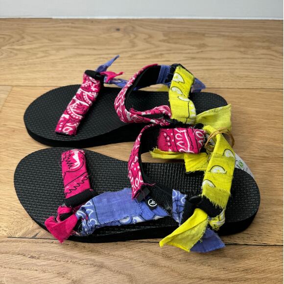 NWT Arizona Love Trekky Multi-Color Strappy Open Toe Bandana Sandal, Size 38 - Picture 2 of 6